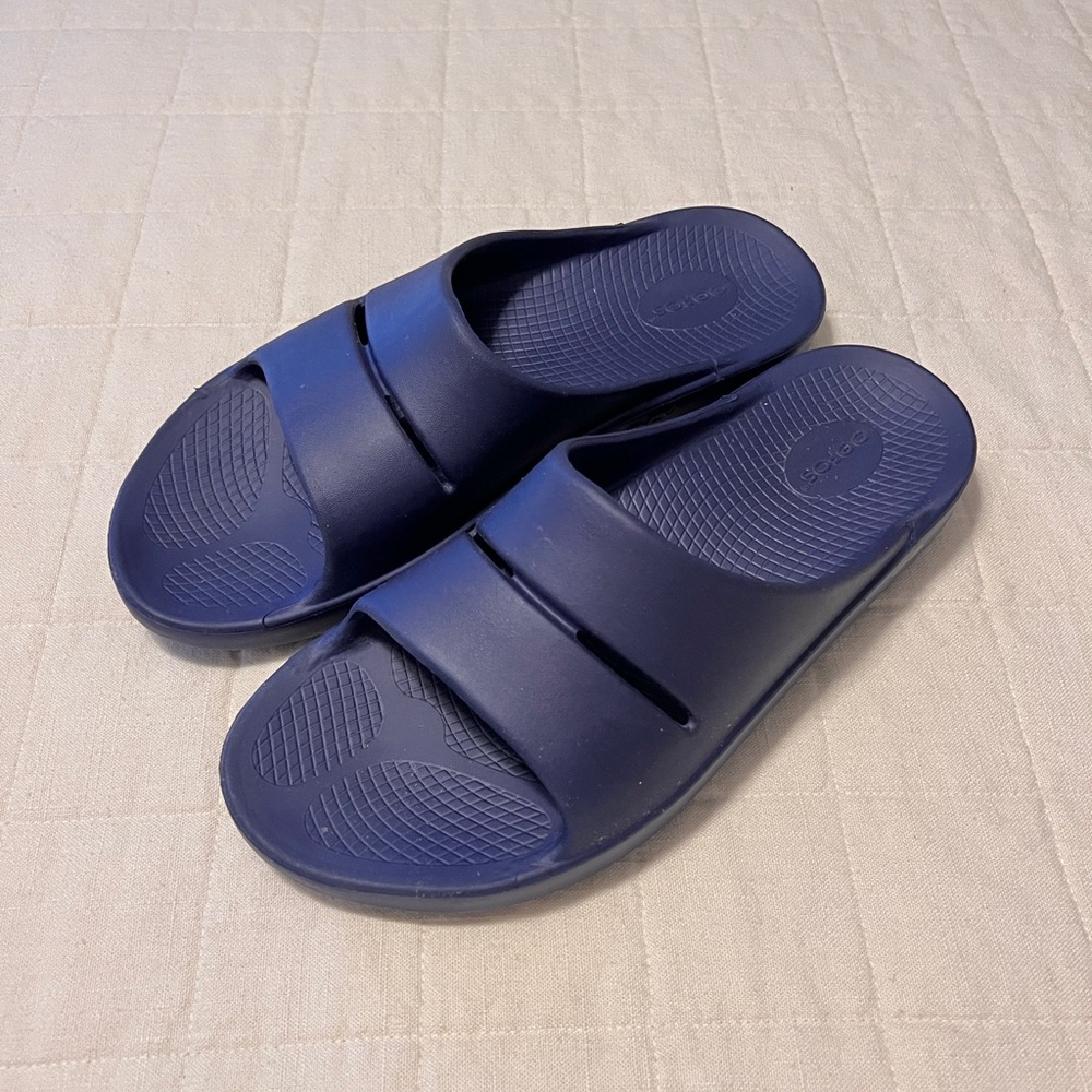 Men’s OOFOS Slides EUC 12